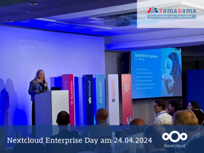 Eine Sprecherin steht vor einem Rednerpult, oben das ZamaDama-Logo und unten der Text: „Nextcloud Enterprise Day am 24.04.2024.“